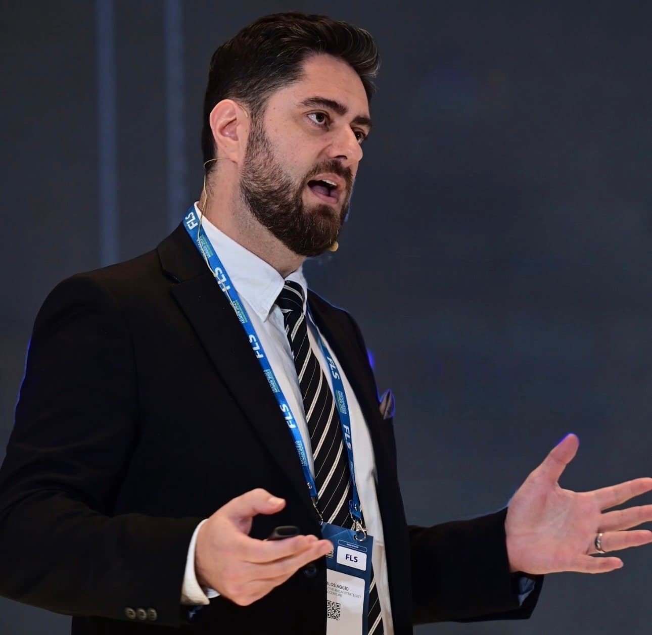 Carlos Aggio apresentando no palco